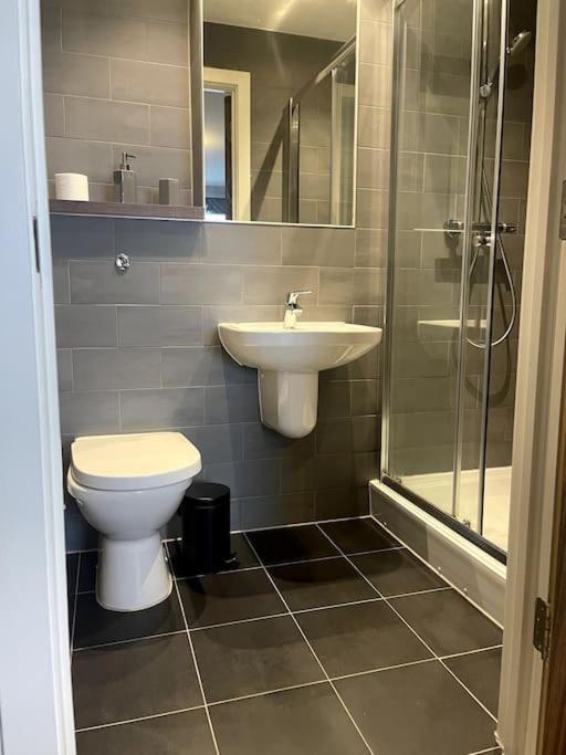 Lovely 2-Bedroom Condo With Balcony 曼彻斯特 外观 照片