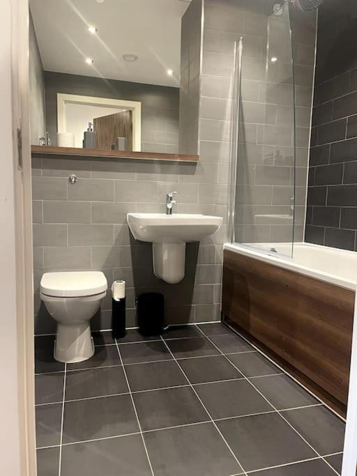 Lovely 2-Bedroom Condo With Balcony 曼彻斯特 外观 照片